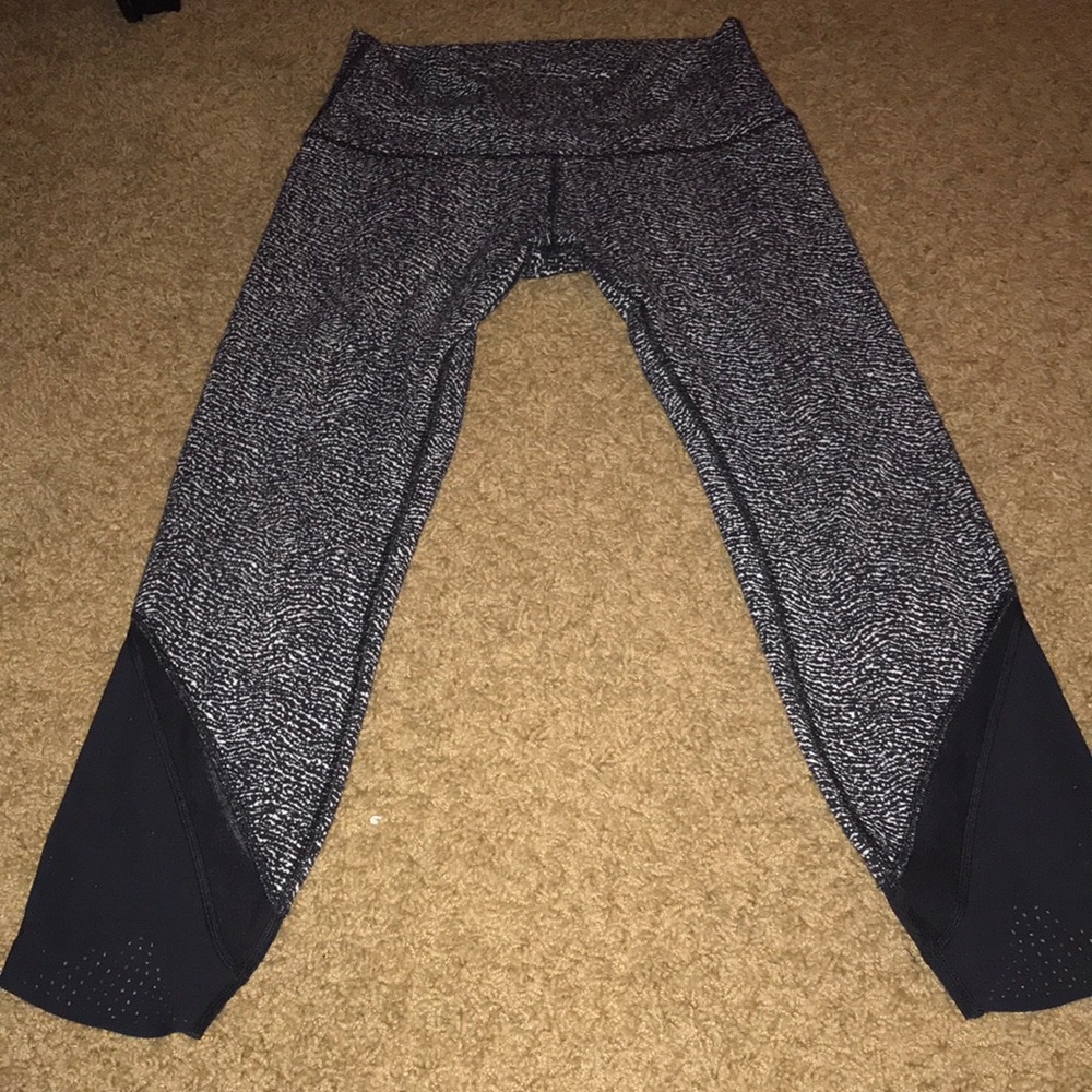 Patterned yoga pants
